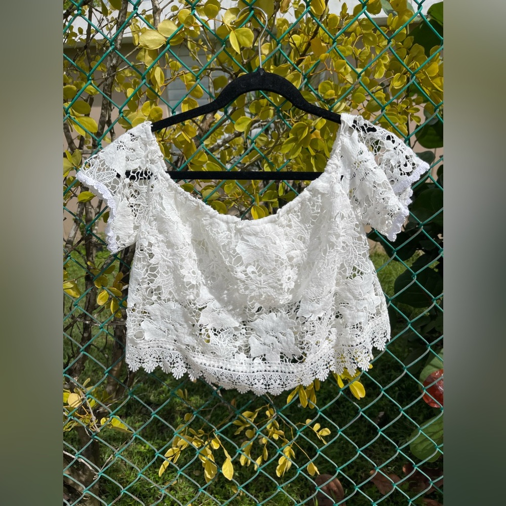 🛍 White Sexy Crop Top | Used like new 
$10.00 | Small

DM for more info 📩